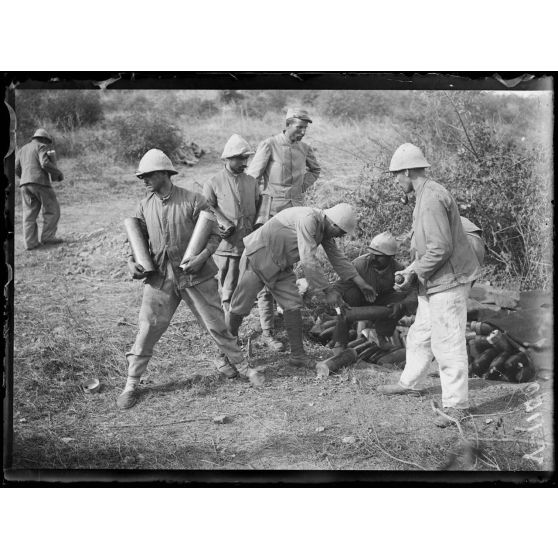 Près Kilindir. Piton Rocheux. Parc à munitions. Ravitaillement des pièces de 105. [légende d'origine]