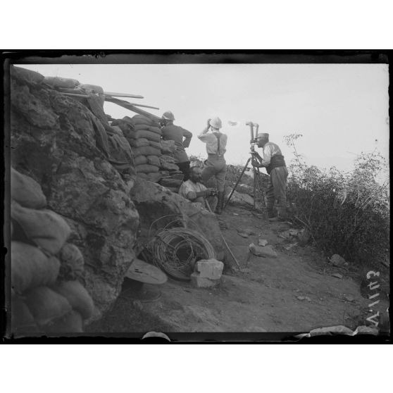 Piton Rocheux. Capitaine Bichat du 109e d'artillerie et son observatoire. [légende d'origine]