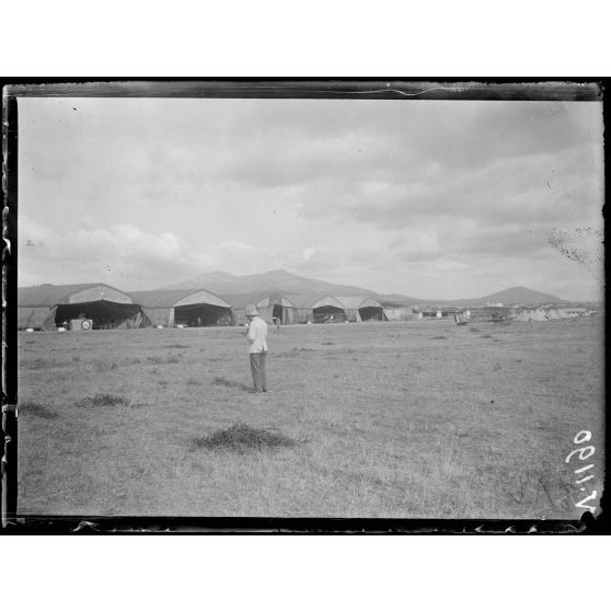 Salonique. Aviation militaire. Vue d'ensemble des hangars. [légende d'origine]