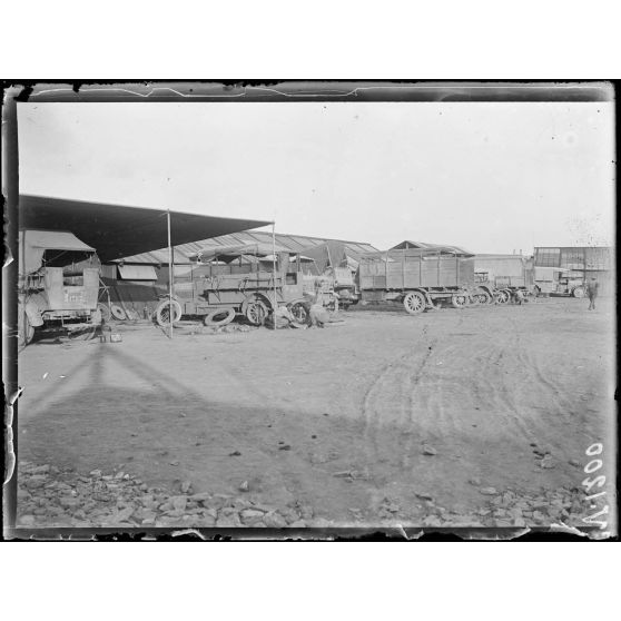 Salonique. Réparation des camions automobiles. [légende d'origine]