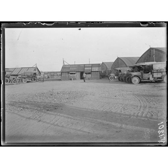 Salonique. Parc des camions automobiles. [légende d'origine]