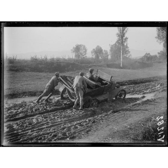 Sopotznni. Auto embourbée. [légende d'origine]