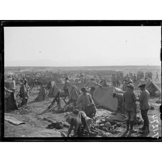 Vrbeni. Le 35ème colonial levant le camp pour aller en 1ère ligne. [légende d'origine]