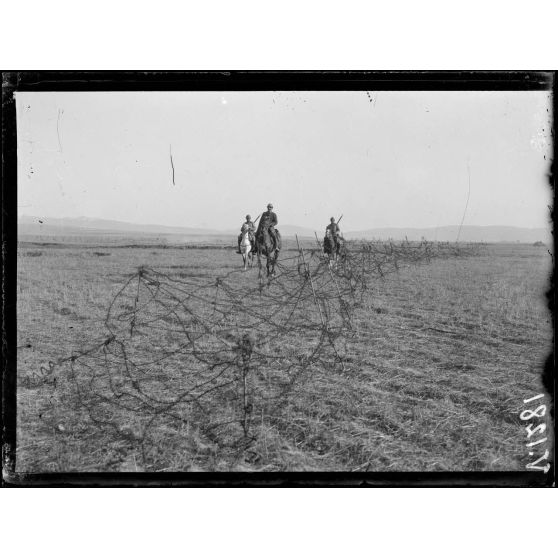 Vrbeni. Patrouille longeant les fils barbelés bugares. [légende d'origine]