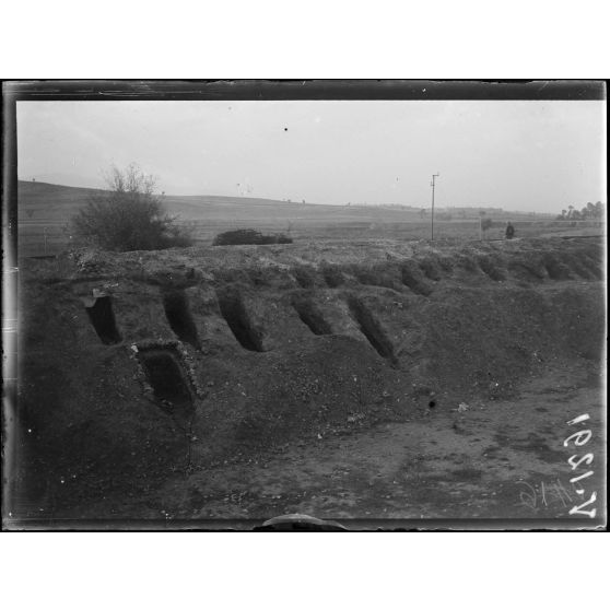 Près Petorak. Tranchées le long de la ligne de Monastir. [légende d'origine]