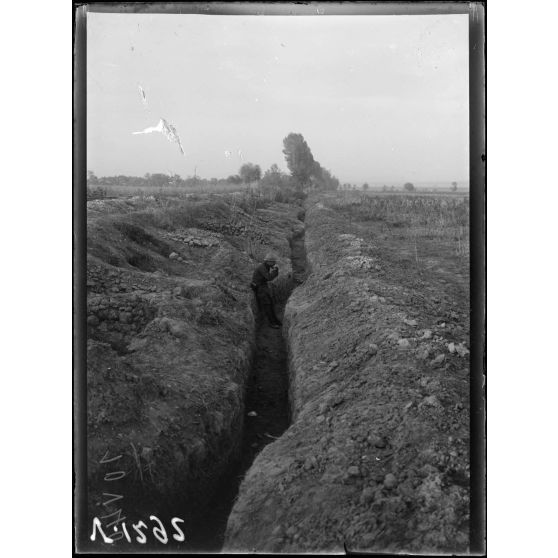 Près Petorak. Tranchées le long de la ligne de Monastir. [légende d'origine]