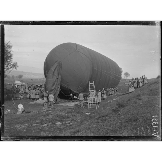 Front de Monastir. La saucisse. Préparatifs avant l'ascension. [légende d'origine]