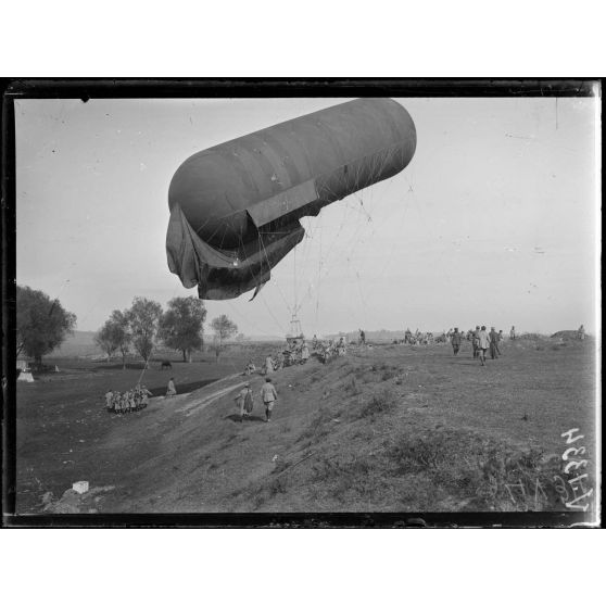 Front de Monastir. La saucisse. La remorque par le treuil au lieu d'observation. [légende d'origine]