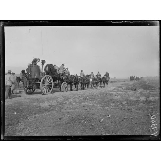 Front de Monastir. Le treuil en route vers le front. [légende d'origine]