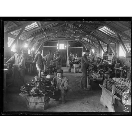 Salonique. Aviation. Atelier des moteurs. [légende d'origine]