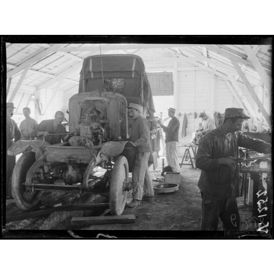 Salonique. Aviation. Atelier de réparation autos. [légende d'origine]