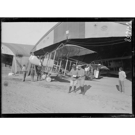 Salonique. Aviation. Avion sortant du hangar pour le départ. [légende d'origine]