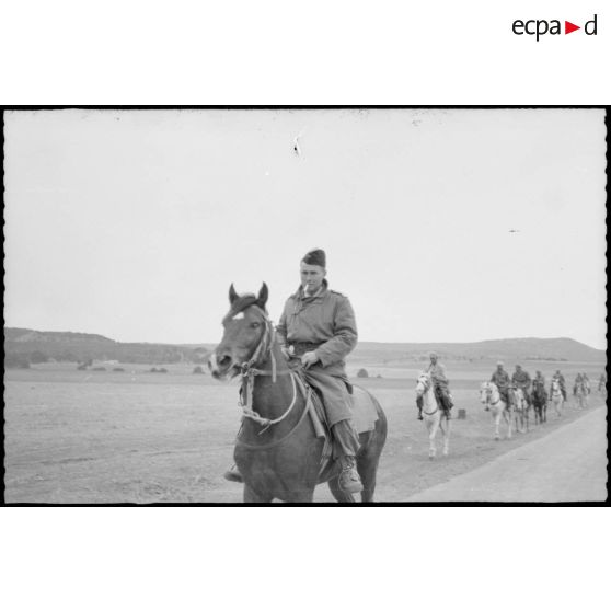 Vie quotidienne au 8e RIM. Un capitaine à cheval. [légende d'origine]