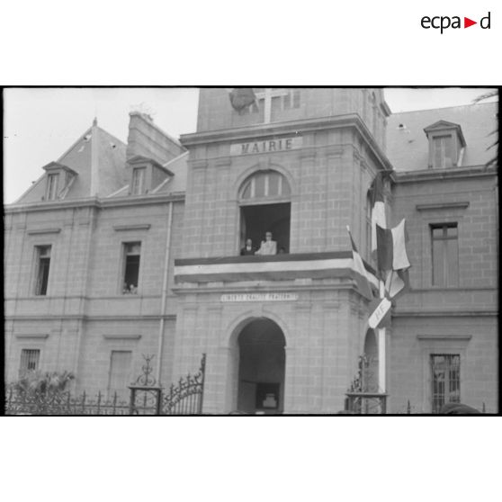 Discours du général de Gaulle depuis l'hôtel de ville de Saïda. [légende d'origine]