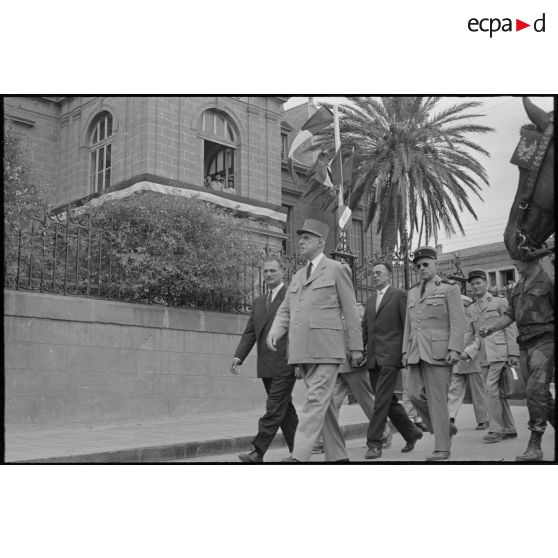 Le général de Gaulle et Paul Delouvrier à la sortie de l'hôtel de ville de Saïda. [légende d'origine]