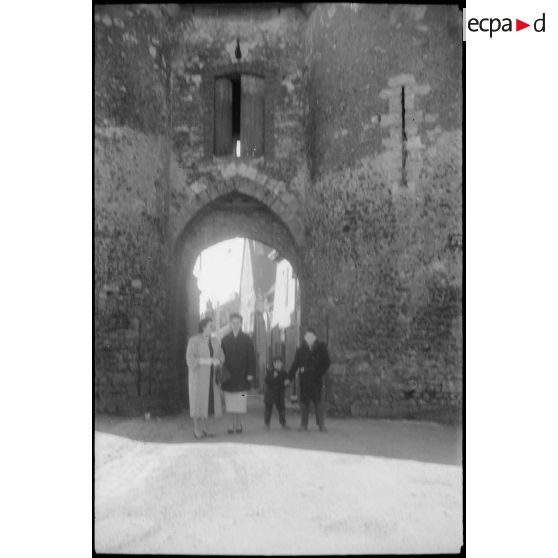 Portrait de famille dans les rues d'une ville. [légende d'origine]