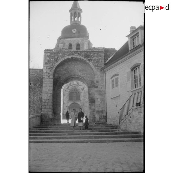 Portrait de famille dans les rues d'une ville. [légende d'origine]