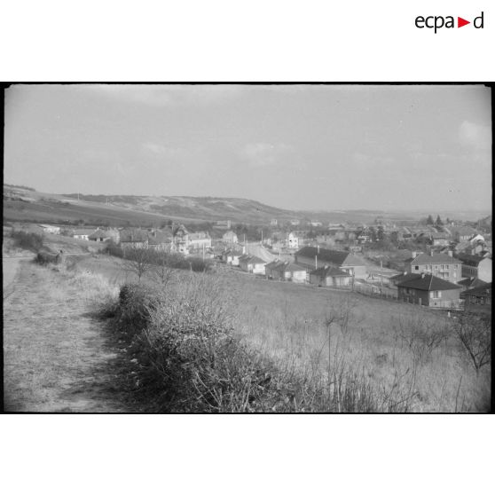 Vue d'ensemble de la ville et de la campagne environnante. [légende d'origine]