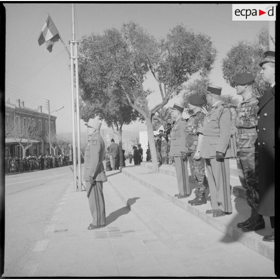 Défilé devant les autorités militaires à Saïda. On reconnaît le colonel Marcel Bigeard et le lieutenant Georges Grillot, responsable du commando Georges. [légende d'origine]