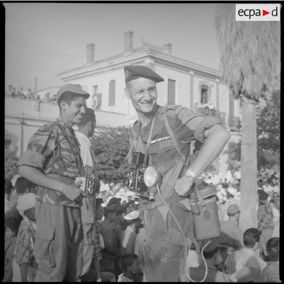 Portrait du sergent-chef Marc Flament, photographe du colonel Marcel Bigeard. [légende d'origine]