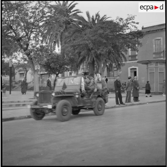 Passage d'un véhicule militaire dans les rues de Saïda. [légende d'origine]