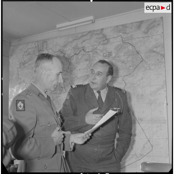 [Camp des chasseurs dans le département de Saïda. Le colonel Maire commandant du 1/8e RIM (à gauche) et son adjoint, le commandant Rouquette, regardent une plaquette sur Saïda réalisée par Arthur Smet.]