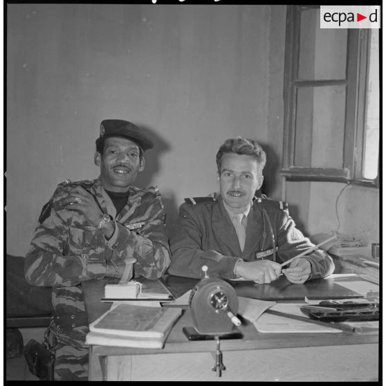 [Camp des chasseurs dans le département de Saïda. Soldats derrière un bureau.]