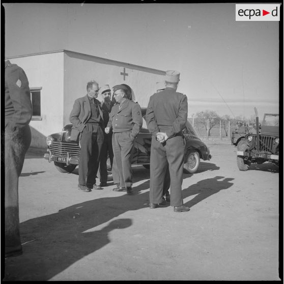 Aménagement de l'eau dans le secteur de Tamesna sous le commandement du capitaine Vinck. Autorités militaires stationnées devant une infirmerie. [légende d'origine]