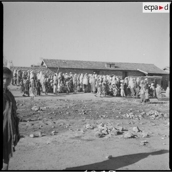 Aménagement de l'eau dans le secteur de Tamesna sous le commandement du capitaine Vinck. Les femmes et les enfants des environs se rassemblent. [légende d'origine]