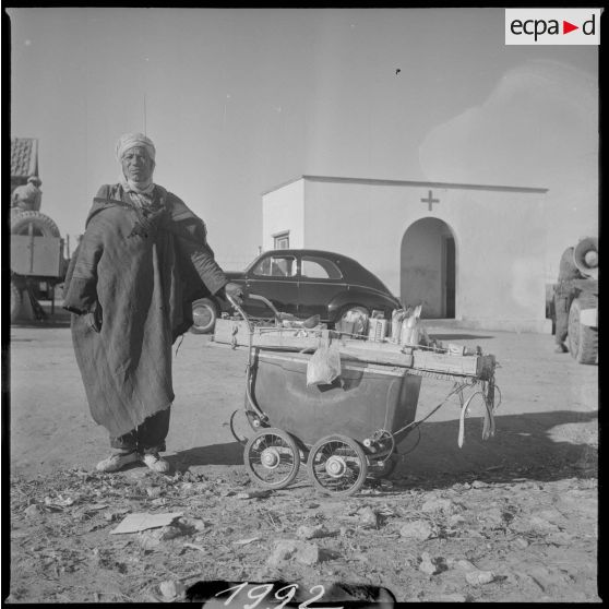 Aménagement de l'eau dans le secteur de Tamesna sous le commandement du capitaine Vinck. Portrait d'un marchand ambulant. [légende d'origine]