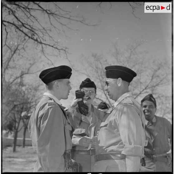 Discussion entre officiers. [légende d'origine]