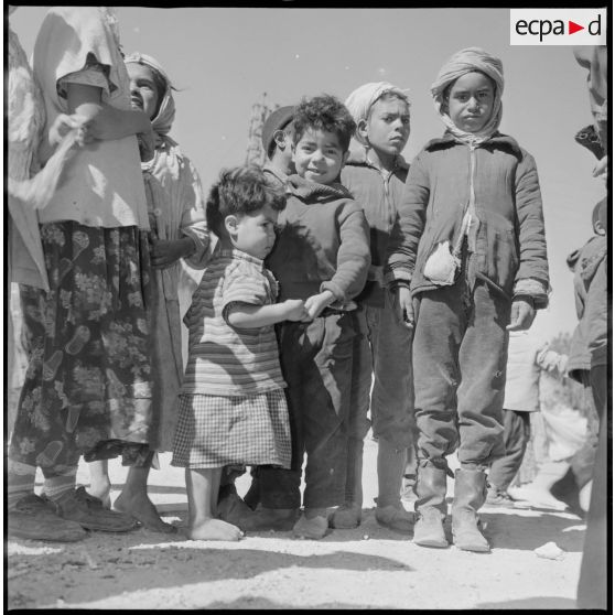 Portrait d'un groupe de jeunes enfants à Wagram. [légende d'origine]