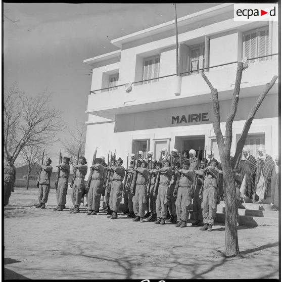 Un maghzen (ou un groupe d'autodéfense) au garde-à-vous devant la mairie de Wagram. [légende d'origine]