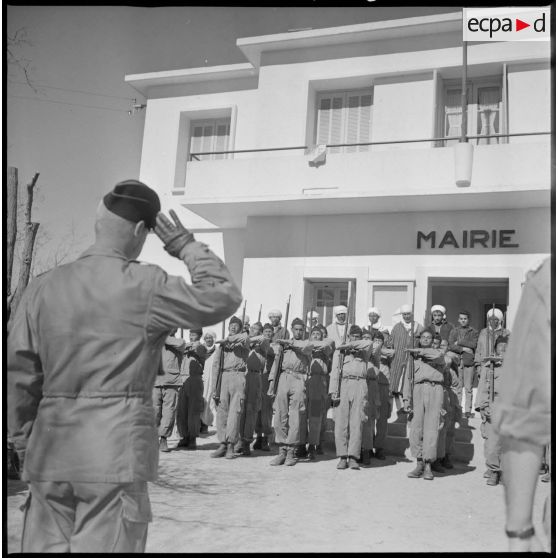 Un maghzen (ou un groupe d'autodéfense) au garde-à-vous devant la mairie de Wagram. [légende d'origine]