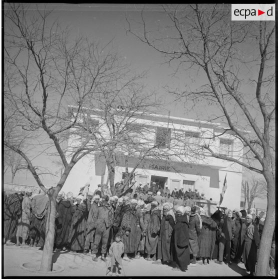 Population civile venue se rassembler devant la mairie de Wagram. [légende d'origine]