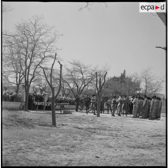 Distribution de fusils au maghzen (ou groupe d'autodéfense) nouvellement constitué dans le village de Wagram. [légende d'origine]