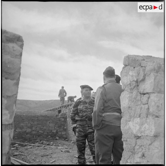 Des officiers visitent les chantiers en cours et discutent. [légende d'origine]