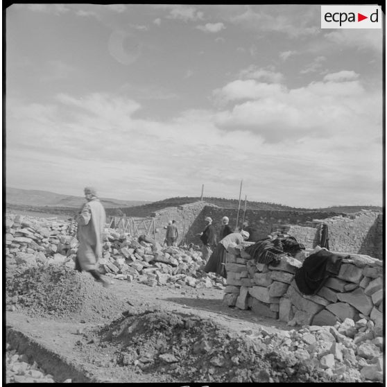 Chantier d'élévation d'une bâtisse. [légende d'origine]