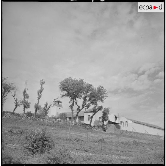 Vue en contre-plongée d'un poste de garde qui surplombe les environs. [légende d'origine]