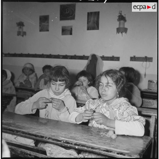 Apprentissage professionnel. Dans une salle de classe, de jeunes élèves apprennent à coudre. [légende d'origine]