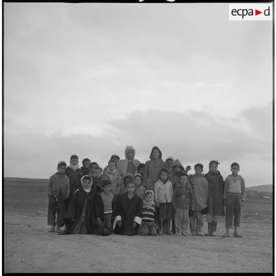 Portrait d'un groupe de jeunes écoliers. [légende d'origine]