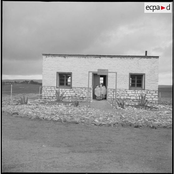 Vue de l'école de Tamesna. [légende d'origine]