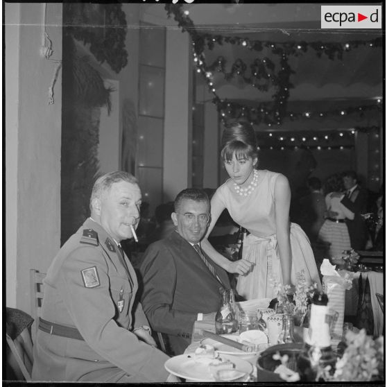 Le colonel Alexandre, chef de corps du 8e RIM et monsieur Carafon, propriétaire terrien, sont photographiés au cours d'une soirée à Saïda. [légende d'origine]