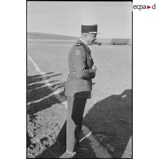 Match de football à la ferme expérimentale. Portrait d'un officier au cours du match de football. [légende d'origine]