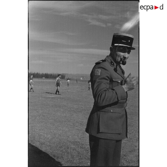 Match de football à la ferme expérimentale. Portrait d'un officier au cours du match de football. [légende d'origine]