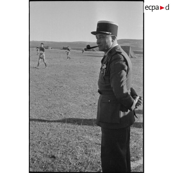 Match de football à la ferme expérimentale. Portrait d'un officier au cours du match de football. [légende d'origine]