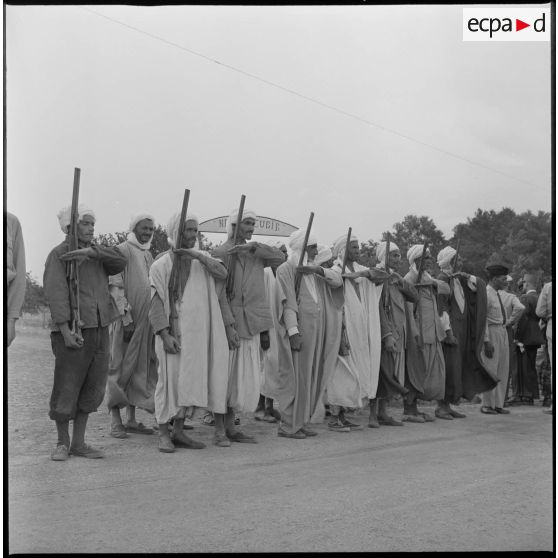 Portrait d'un groupe de civils armés. [légende d'origine]