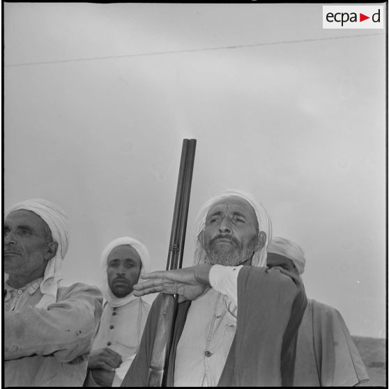 Portrait d'un membre d'une harka locale ou d'un groupe d'autodéfense qui présente les armes. [légende d'origine]