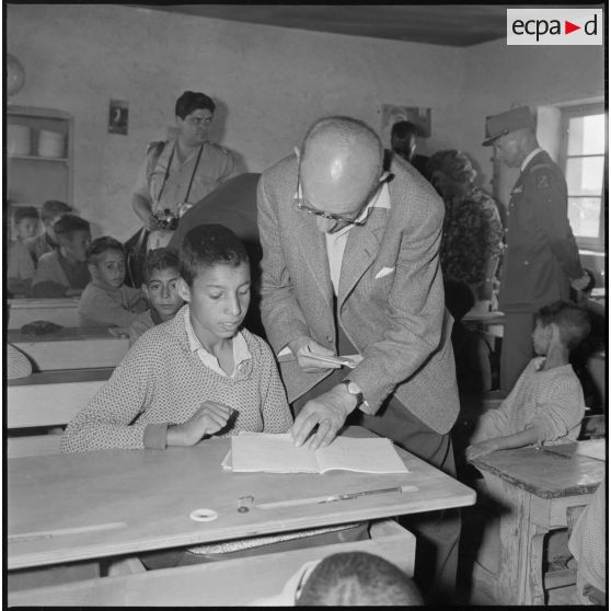 Dans le secteur de Saïda, des autorités civiles et militaires visitent une salle de classe. En arrière-plan, sur la droite, le général de brigade André Lalande. [légende d'origine]