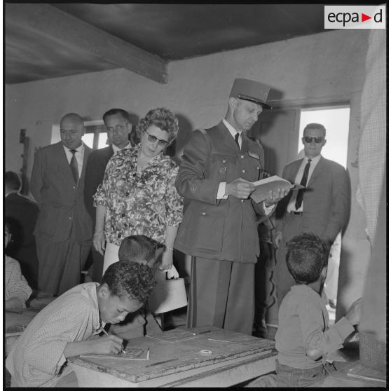 Le général de brigade André Lalande en visite dans une salle de classe du secteur de Saïda. [légende d'origine]